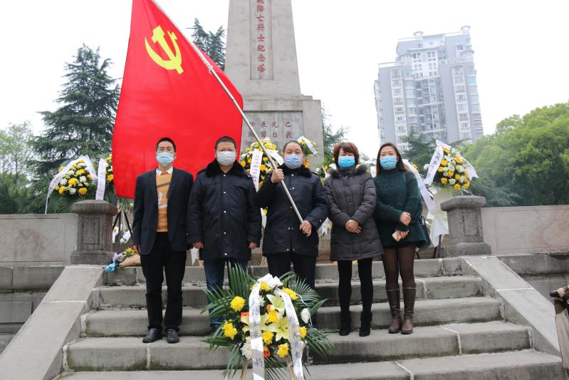 湘北汽運黨支部主題黨日活動，緬懷抗日英烈，祭掃墓地，敬獻花籃。
