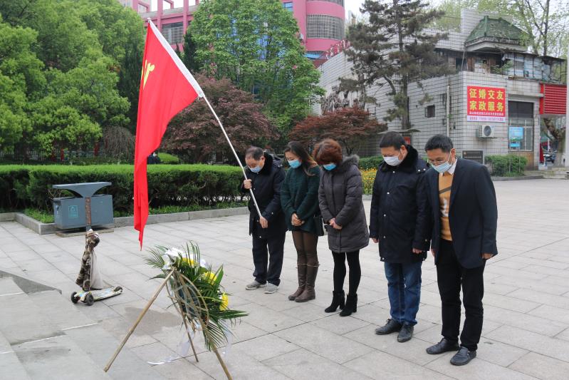 湘北汽運黨支部主題黨日活動，緬懷抗日英烈，祭掃墓地，敬獻花籃。